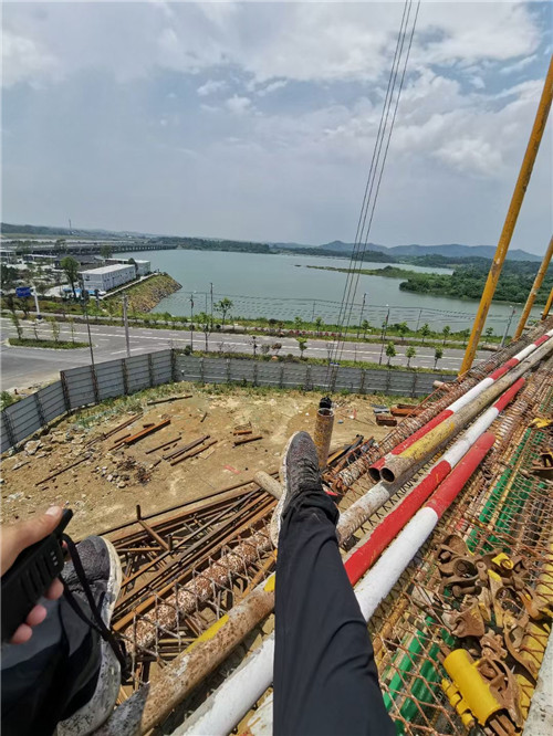 孝南区作业中发生设备损坏或人员意外，责任怎么划分？